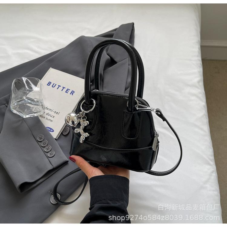 Oil wax leather portable shell bag women s bag 2025 new Korean version commuter shoulder bag foreign style messenger bag mobile phone bag
Oil wax leather portable shell bag women s bag 2025 new Korean version commuter shoulder bag foreign style messenger bag mobile phone bag