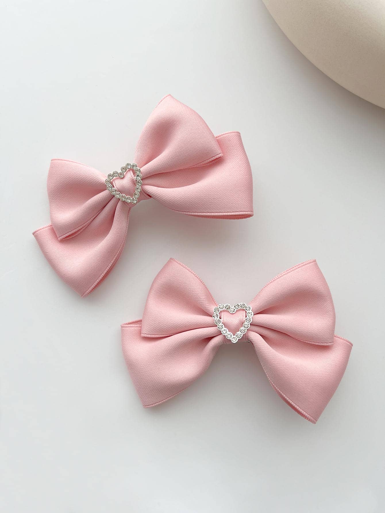2pcs/set Ladies solid color heart-shaped sweet and cute double-layer bow hair clip
2pcs/set Ladies solid color heart-shaped sweet and cute double-layer bow hair clip
