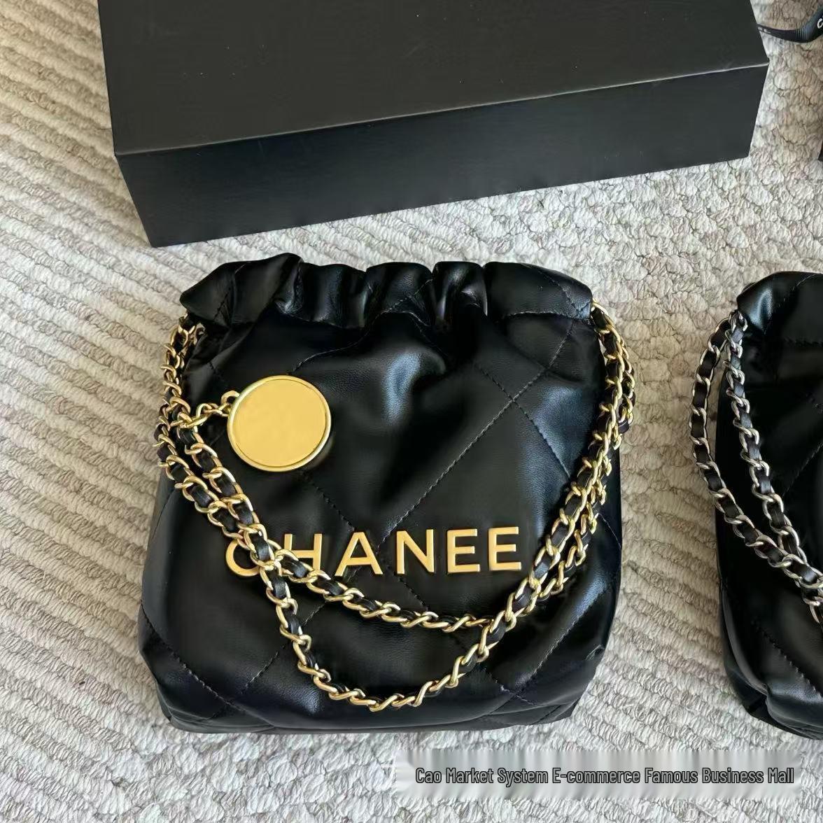 «Роскошная мини-сумка на плечо с плиссировкой и бриллиантами» 20x20cm
«Роскошная мини-сумка на плечо с плиссировкой и бриллиантами» 20x20cm