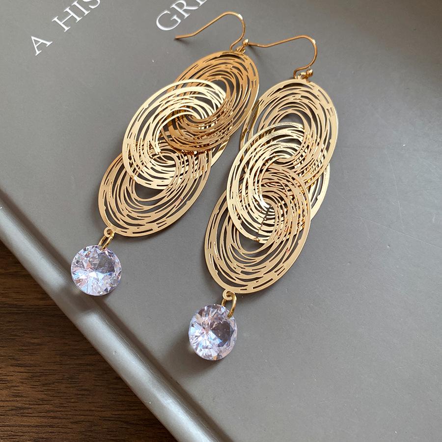 Zircon hollow oval fringed ear hook European and American personalized fashion simple earrings light luxury high-end earrings
Zircon hollow oval fringed ear hook European and American personalized fashion simple earrings light luxury high-end earrings