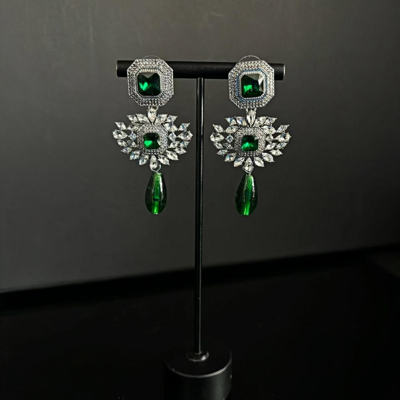 Medieval Necklace Earrings Set, Multi-Layer Emerald Beads Inlaid With Zircon Water Droplets, Glazed Pendant, Fashionable, Personalized And Luxurious
Medieval Necklace Earrings Set, Multi-Layer Emerald Beads Inlaid With Zircon Water Droplets, Glazed Pendant, Fashionable, Personalized And Luxurious