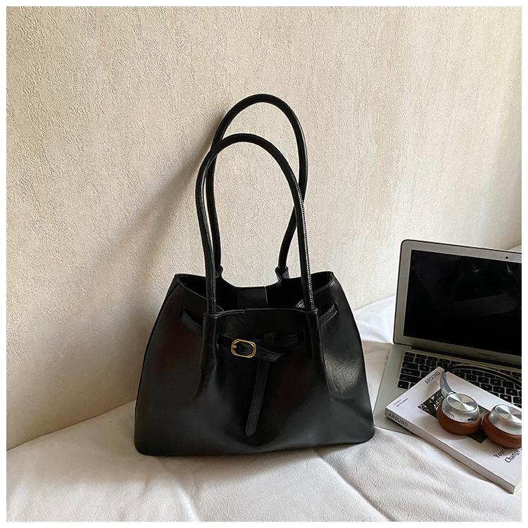 Commuter tote bag women s winter new trendy high-value shoulder bag fashion shopping handbag
Commuter tote bag women s winter new trendy high-value shoulder bag fashion shopping handbag