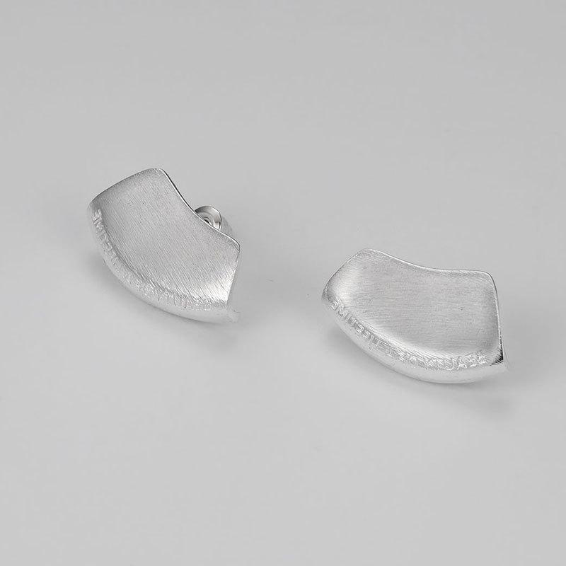 2026 Sterling Silver Stud Earrings Brushed Niche Design High Sense Temperament Light Luxury Personality Alphabet Earrings Women
2026 Sterling Silver Stud Earrings Brushed Niche Design High Sense Temperament Light Luxury Personality Alphabet Earrings Women