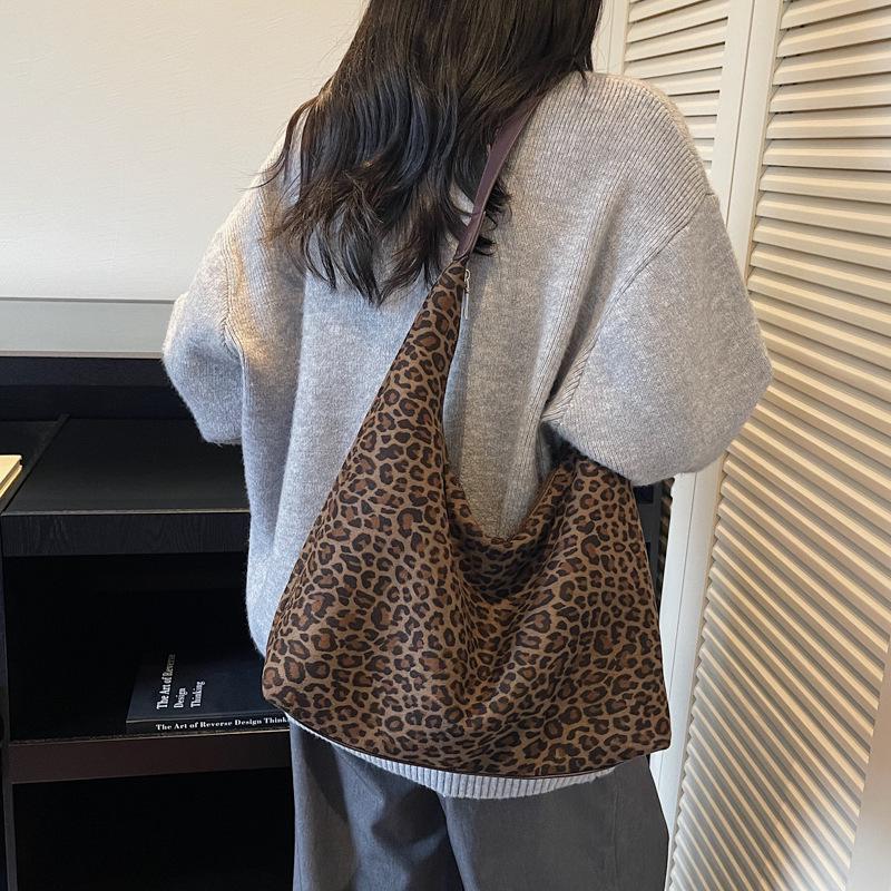 2025 Новая ретро замшевая сумка-тоут с леопардовым принтом: Вместительная осенне-зимняя наплечная сумка для женщин - Корейский модный стиль для поездок на работу
2025 Новая ретро замшевая сумка-тоут с леопардовым принтом: Вместительная осенне-зимняя наплечная сумка для женщин - Корейский модный стиль для поездок на работу