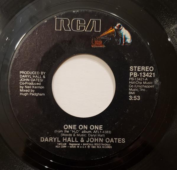 7inch Record DARYL HALL & JOHN OATES - One On One PB13421 RCA 1983 US Rock Used 
7inch Record DARYL HALL & JOHN OATES - One On One PB13421 RCA 1983 US Rock Used