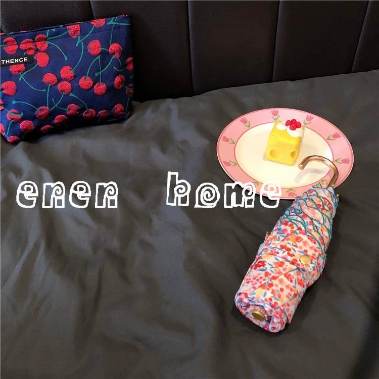 Небольшой складной зонтик в стиле ретро с вышивкой на крючке из свежих роз по краям для дождя или блеска.
Небольшой складной зонтик в стиле ретро с вышивкой на крючке из свежих роз по краям для дождя или блеска.