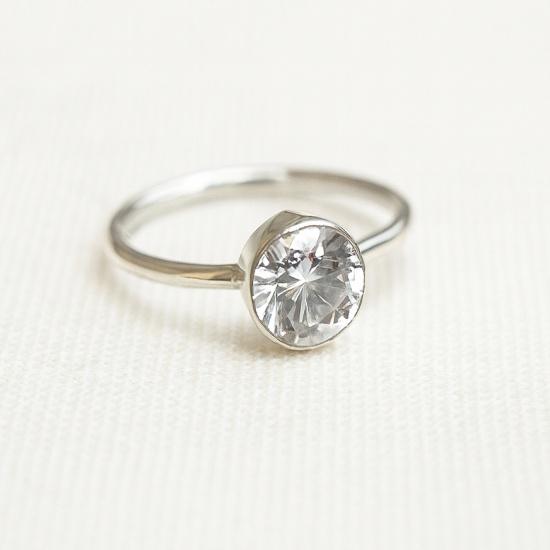 Круглое кольцо с цирконом – серебро 925 пробы | Ювелирные изделия ручной работы с драгоценными камнями для женщин | Размер 4-12 12 серебряный
Круглое кольцо с цирконом – серебро 925 пробы | Ювелирные изделия ручной работы с драгоценными камнями для женщин | Размер 4-12 12 серебряный