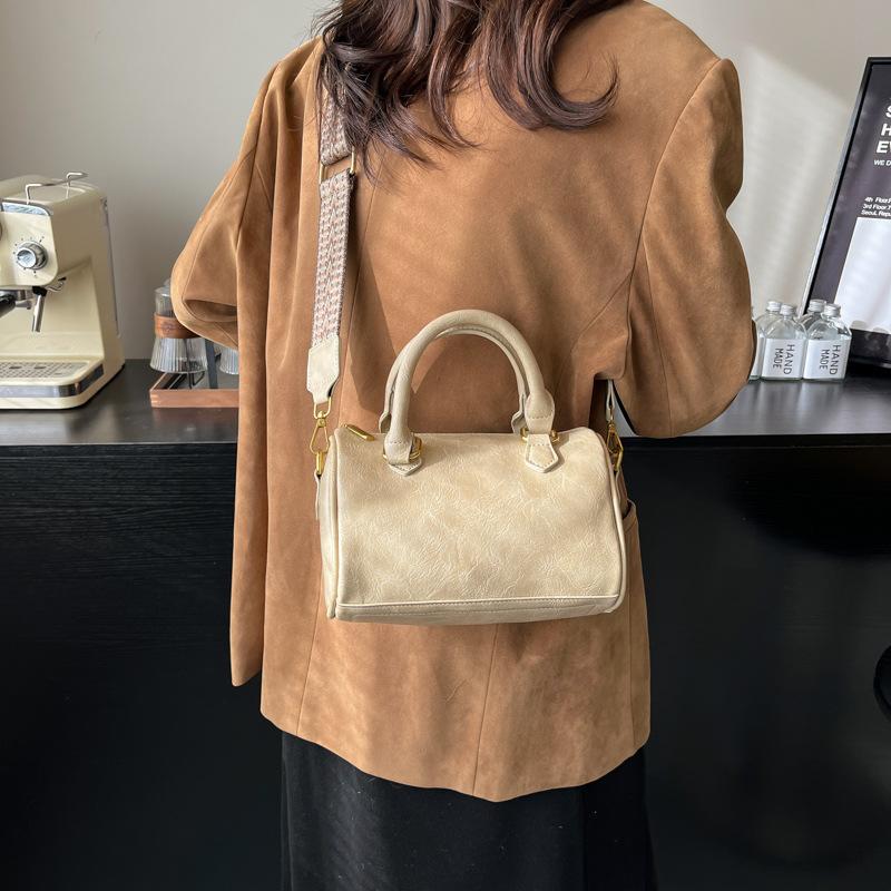 Premium retro bag women s 2025 new fashionable large-capacity cylindrical pillow bag wide shoulder strap niche messenger bag 20*11*14 білий
Premium retro bag women s 2025 new fashionable large-capacity cylindrical pillow bag wide shoulder strap niche messenger bag 20*11*14 білий