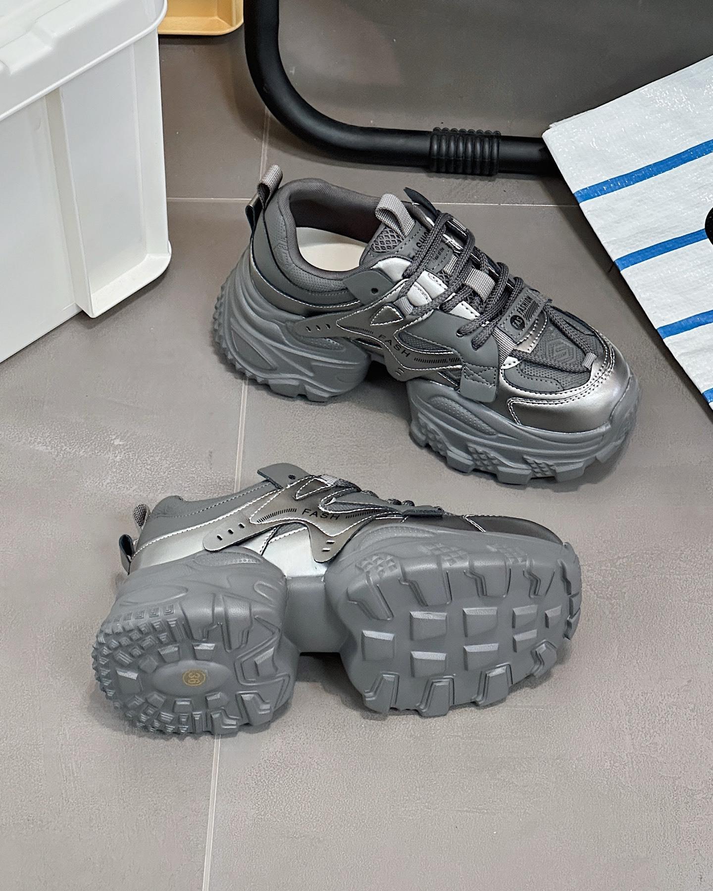 Европейская станция показывает маленькие кроссовки на платформе для женской весны и осени, увеличивающие рост, 2025 новые популярные легкие повседневные спортивные туфли 39 серый
Европейская станция показывает маленькие кроссовки на платформе для женской весны и осени, увеличивающие рост, 2025 новые популярные легкие повседневные спортивные туфли 39 серый