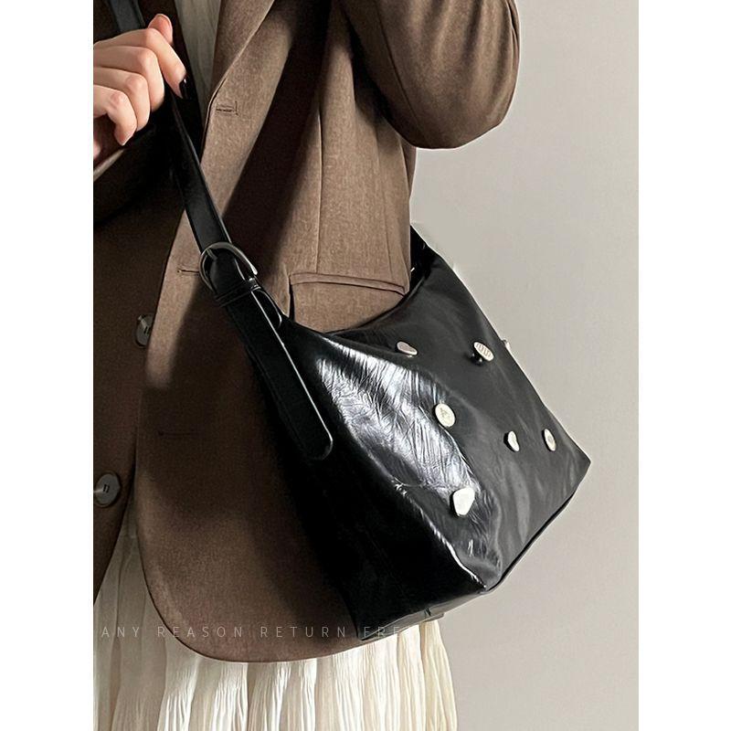 IELGY Модная корейская версия модной сумки через плечо, универсальная фактурная сумка с маленьким значком подмышкой чёрный