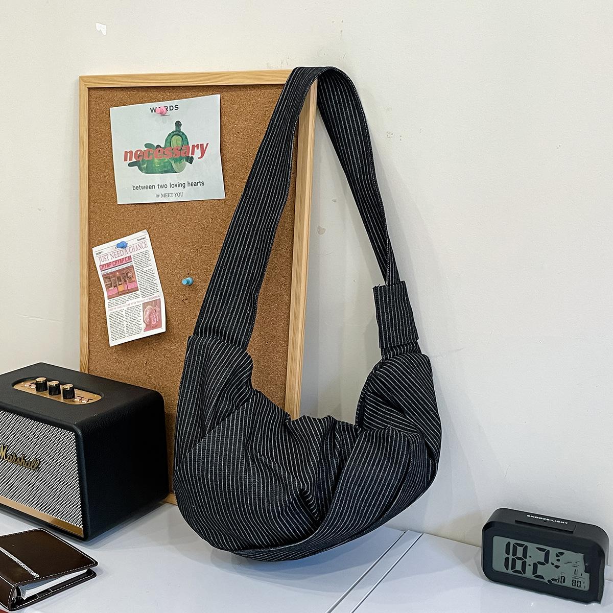 American Stripe Dislocation Folded Crescent Oblique Span Bag Lightweight Large Capacity Premium Sense Commuter Shoulder Large Capacity Tide Bag чорний
American Stripe Dislocation Folded Crescent Oblique Span Bag Lightweight Large Capacity Premium Sense Commuter Shoulder Large Capacity Tide Bag чорний
