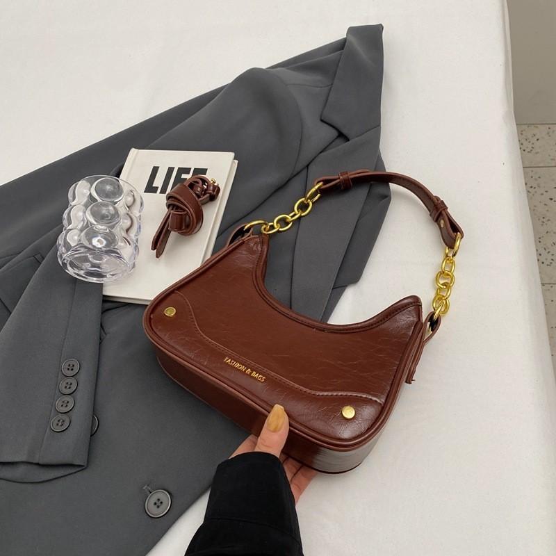 Trendy Brown Pu Leather Handbag With Seam Detailing And Polyester Lining вина червоного кольору
Trendy Brown Pu Leather Handbag With Seam Detailing And Polyester Lining вина червоного кольору