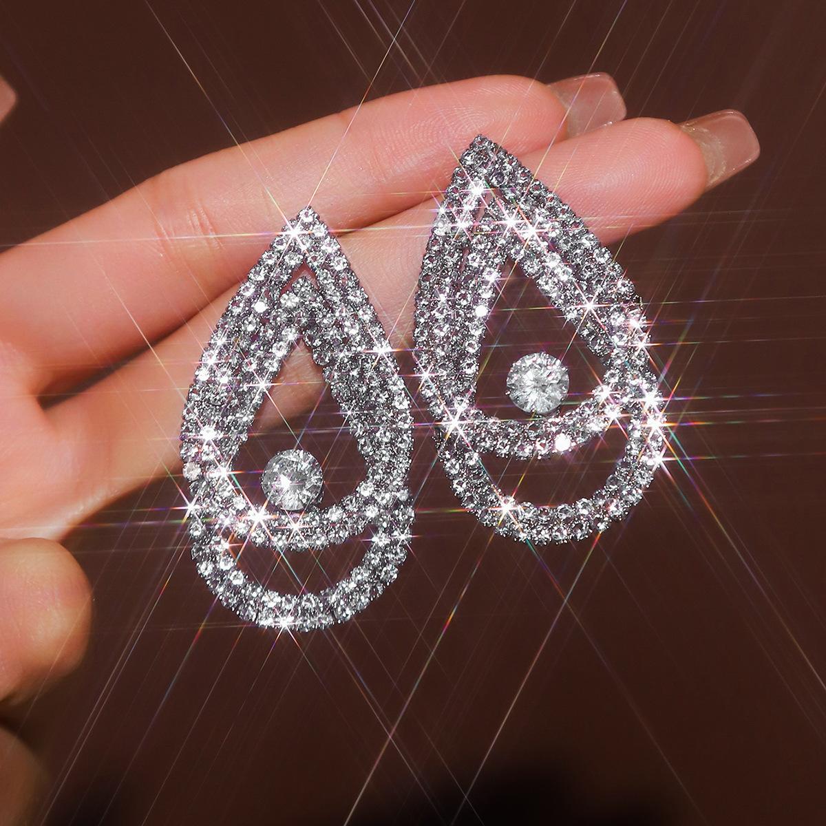 Full Diamond Zircon Fashion Temperament Cold Wind Earrings Bare Diamond High-End Earrings Girls Stud Earrings
Full Diamond Zircon Fashion Temperament Cold Wind Earrings Bare Diamond High-End Earrings Girls Stud Earrings