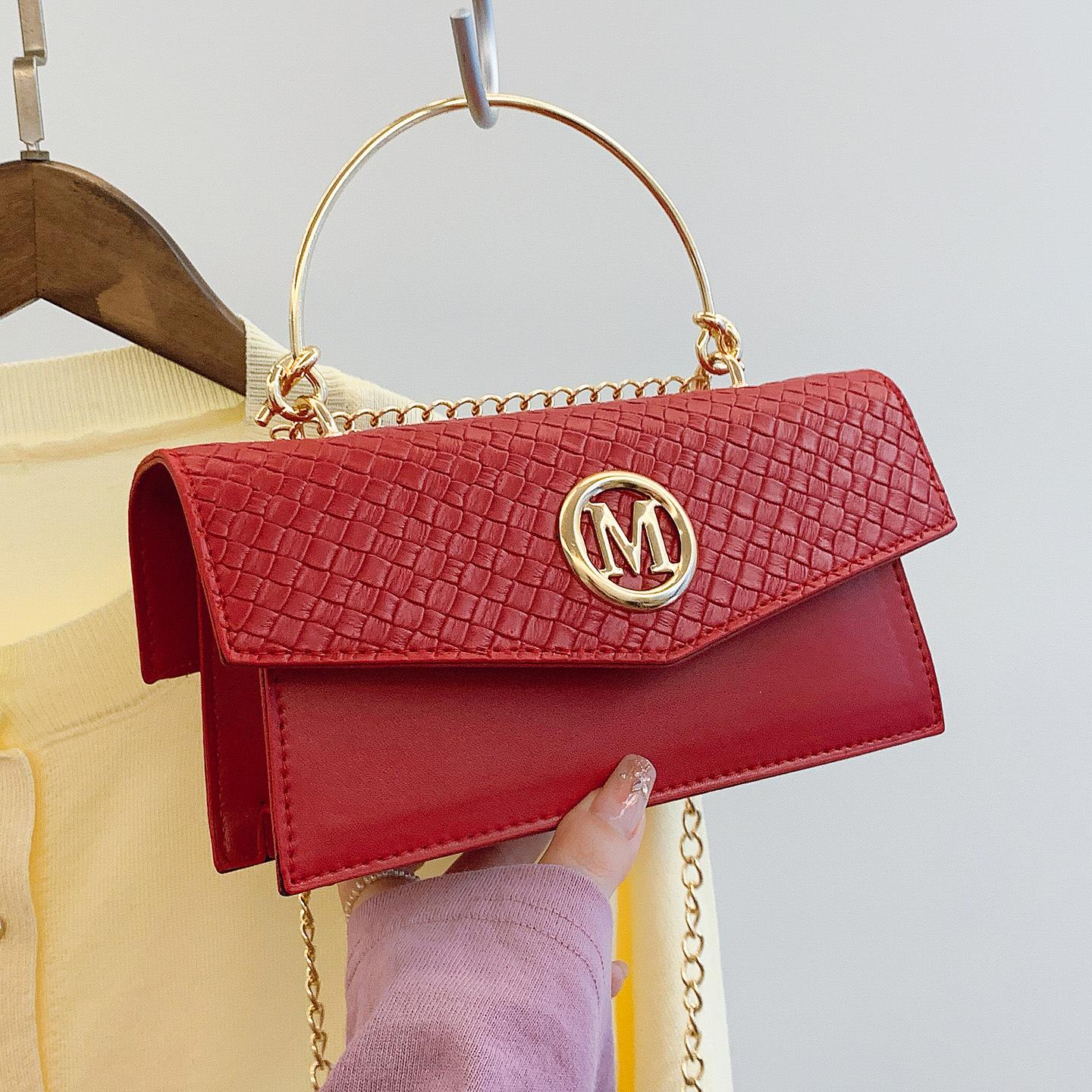 Korean version of woven alphabet handbag 2025 new high-value shoulder bag fashionable foreign-style messenger small square bag красный
Korean version of woven alphabet handbag 2025 new high-value shoulder bag fashionable foreign-style messenger small square bag красный