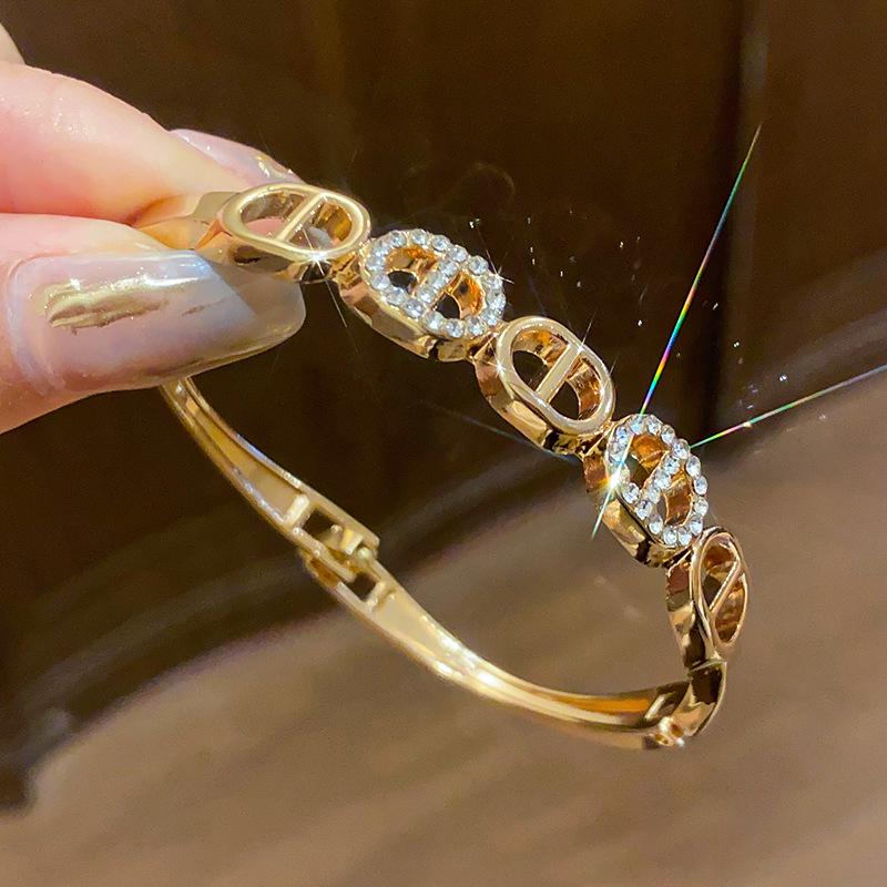 Retro Rhinestone Heart Chain Buckle Bracelet: Elegant Versatile Luxury Jewelry for Women
Retro Rhinestone Heart Chain Buckle Bracelet: Elegant Versatile Luxury Jewelry for Women