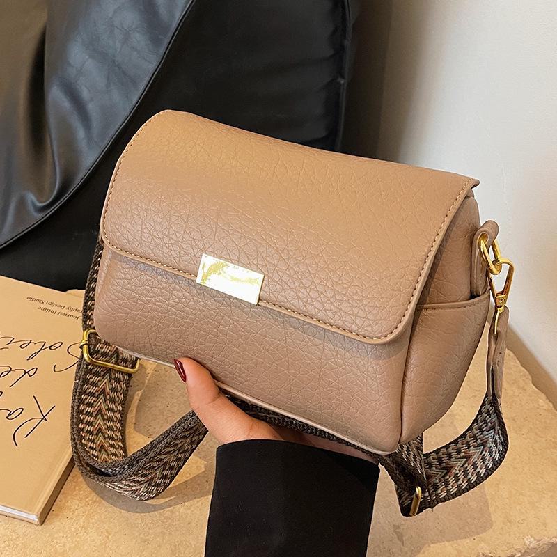 Трендовая женская универсальная текстурированная маленькая квадратная сумка-мессенджер на широком ремне, 2025 хаки
Трендовая женская универсальная текстурированная маленькая квадратная сумка-мессенджер на широком ремне, 2025 хаки