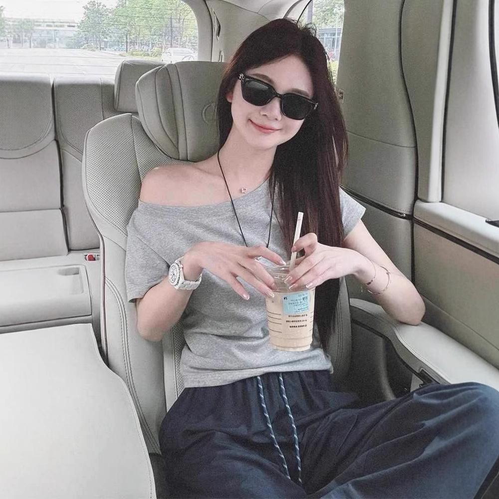 Women s Off-the-Shoulder Black Short-Sleeve Loose Top - Summer 2025 New Design Medium (M) білий
Women s Off-the-Shoulder Black Short-Sleeve Loose Top - Summer 2025 New Design Medium (M) білий