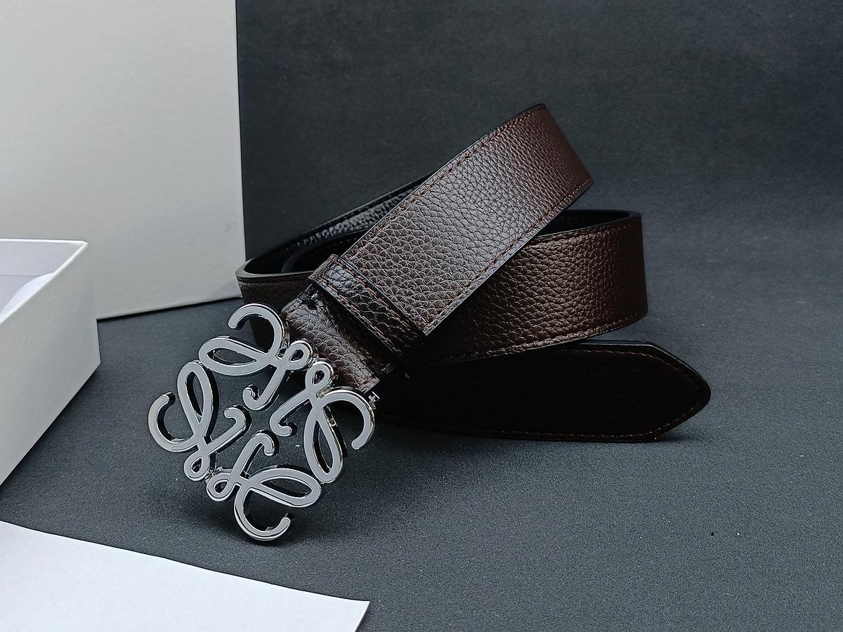 Шкіряний чоловічий ремінь Loewe з гладкою пряжкою та тисненням під лічі - Універсальний, Модний стиль інфлюенсера В наявності Size 125
Шкіряний чоловічий ремінь Loewe з гладкою пряжкою та тисненням під лічі - Універсальний, Модний стиль інфлюенсера В наявності Size 125