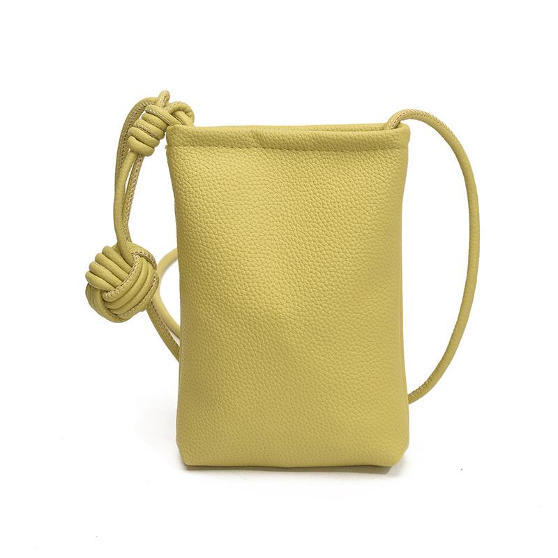 It is a fashionable mini lipstick bucket bag, a new highvalue simple shoulder oblique span bag in summer. зелений
It is a fashionable mini lipstick bucket bag, a new highvalue simple shoulder oblique span bag in summer. зелений