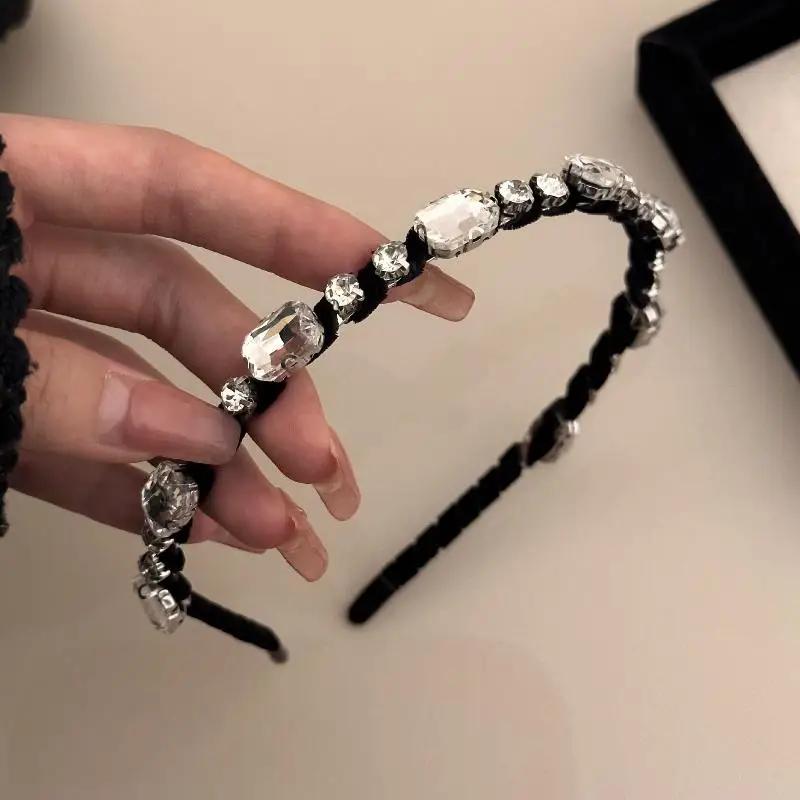 Velvet Hair Hoop With Shiny Rhinestone For Women Luxury Style Headband For Autumn & Winter, Suitable For Face Washing, Hair
Velvet Hair Hoop With Shiny Rhinestone For Women Luxury Style Headband For Autumn & Winter, Suitable For Face Washing, Hair