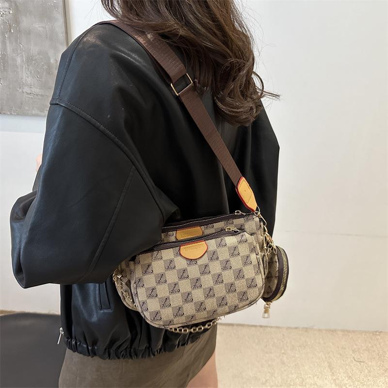 Simple casual 2025 large-capacity new trendy fashion printing is popular this year, casual shoulder
Simple casual 2025 large-capacity new trendy fashion printing is popular this year, casual shoulder