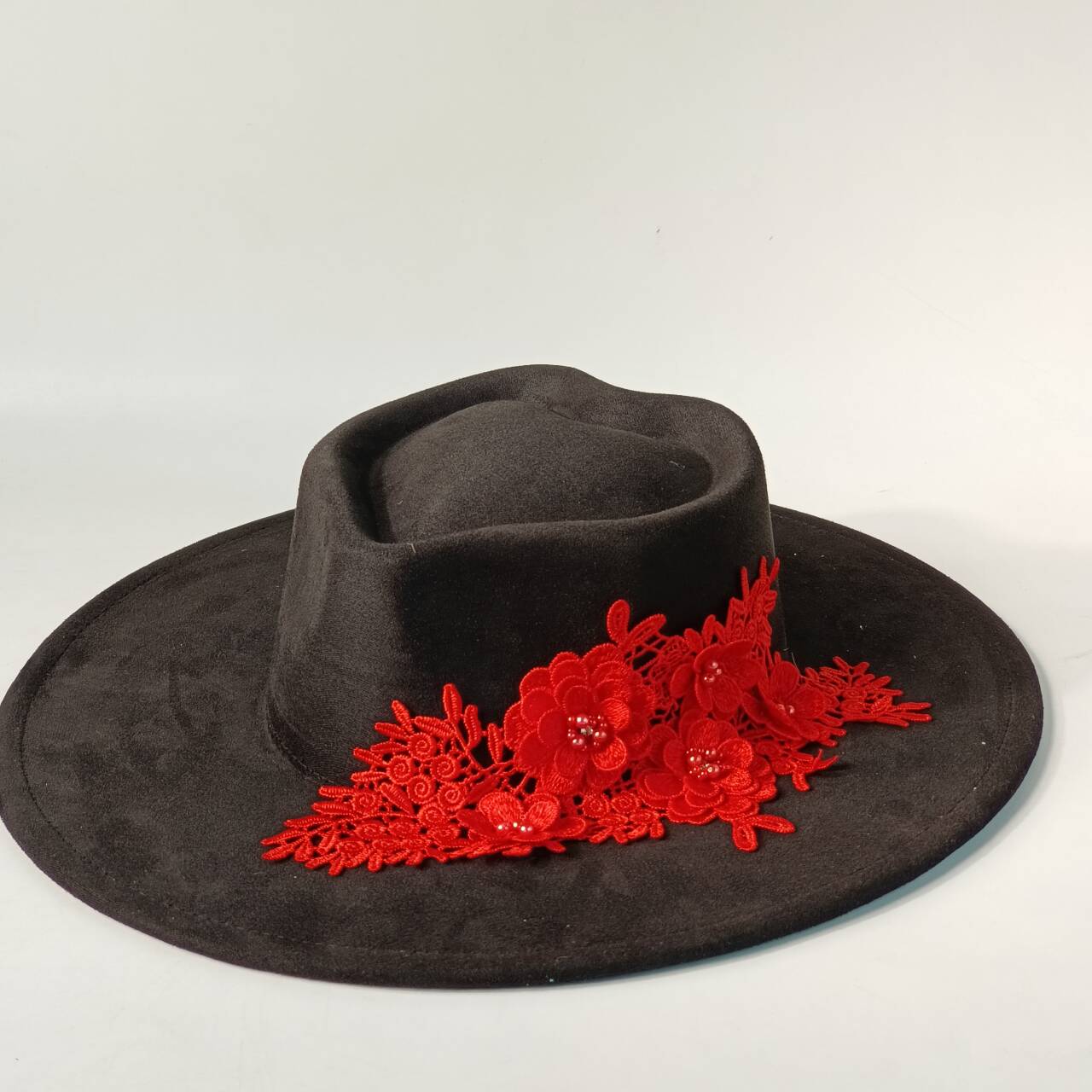 Suede heart-shapedcrownhatwitembroidered appliquésvintagewomen sfedoraPanamahatwide-brimmed hat forautumnandwintersombrerofedora M56-58CM
Suede heart-shapedcrownhatwitembroidered appliquésvintagewomen sfedoraPanamahatwide-brimmed hat forautumnandwintersombrerofedora M56-58CM