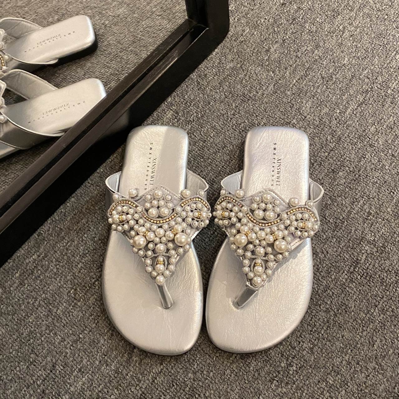 Fashion Bead Women Slippers Flat Sandals Flip Flops Casual Shoes Woman Summer 2025 Trend Beach Open Toe Comfort Clip Toe Slides Mujer 35 срібний
Fashion Bead Women Slippers Flat Sandals Flip Flops Casual Shoes Woman Summer 2025 Trend Beach Open Toe Comfort Clip Toe Slides Mujer 35 срібний