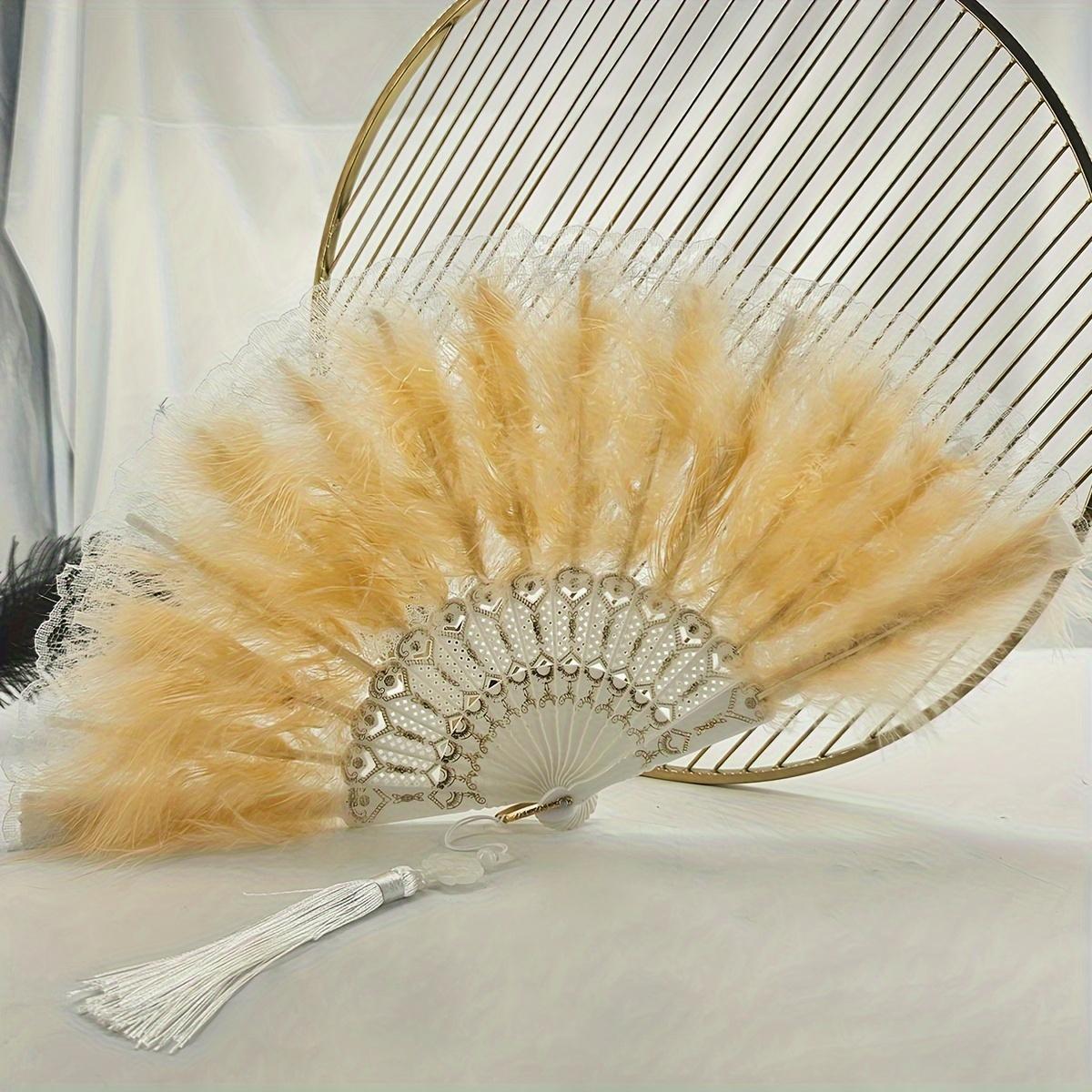 Плюшевый веер из искусственных перьев в стиле 1920-х годов, маскарадный, складной, в испанском стиле, аксессуары для девичника для женщин
Плюшевый веер из искусственных перьев в стиле 1920-х годов, маскарадный, складной, в испанском стиле, аксессуары для девичника для женщин