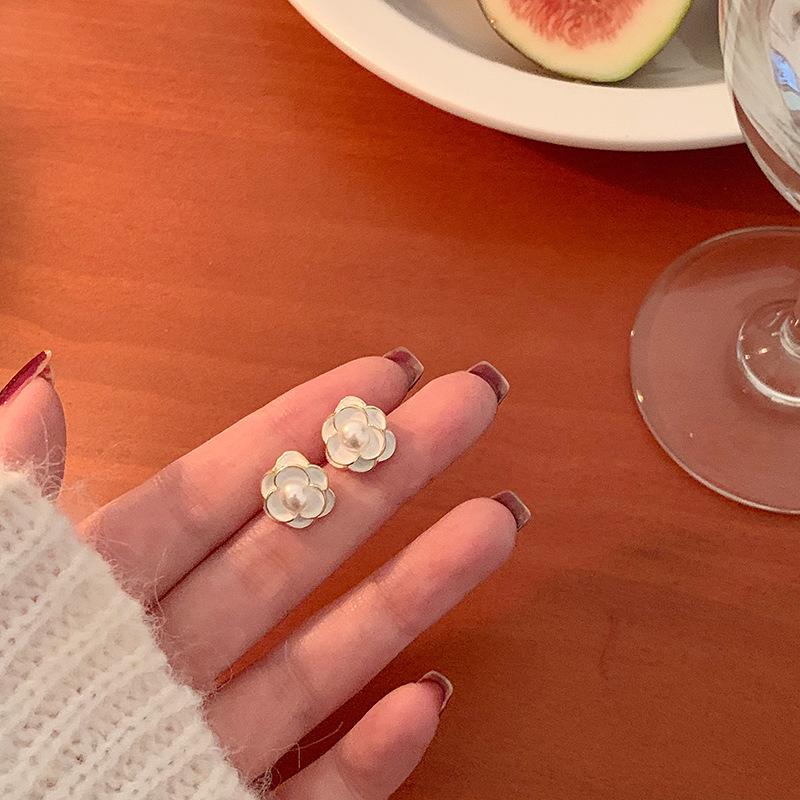 Elegant Silver Needle White Camellia Bow Stud Earrings for Women - Korean Chic Style
Elegant Silver Needle White Camellia Bow Stud Earrings for Women - Korean Chic Style