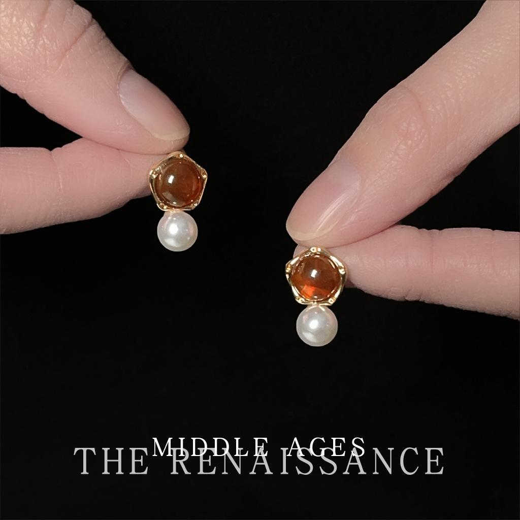 Light medieval amber French retro literary stud earrings elegant temperament earrings earrings women
Light medieval amber French retro literary stud earrings elegant temperament earrings earrings women