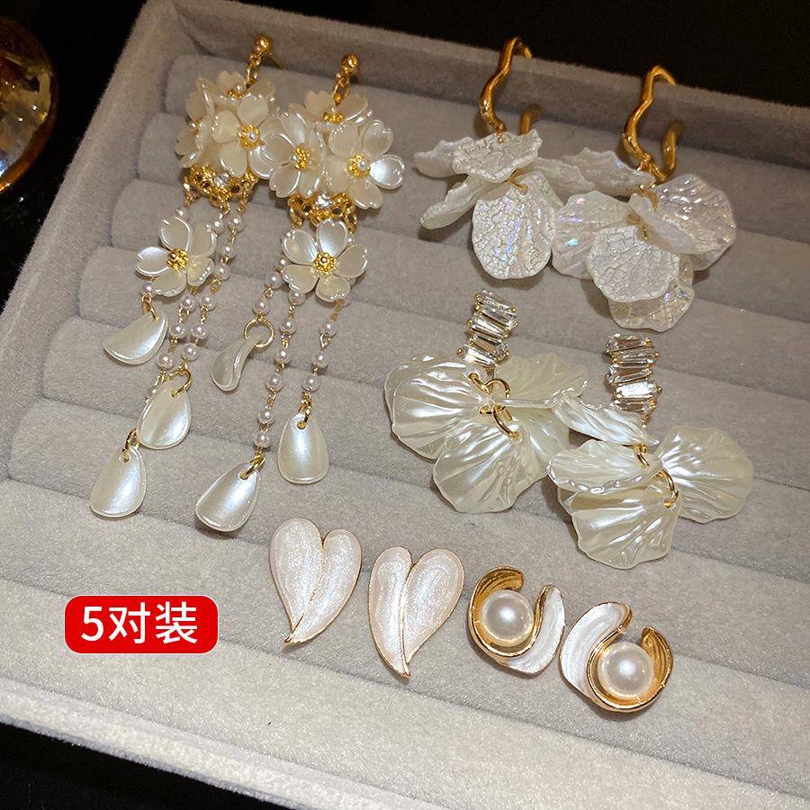 Silver Needle Diamond Pearl Flower Earrings Ten-piece Set Retro Elegant Fashion Temperament Earrings Light Luxury Premium Earrings
Silver Needle Diamond Pearl Flower Earrings Ten-piece Set Retro Elegant Fashion Temperament Earrings Light Luxury Premium Earrings