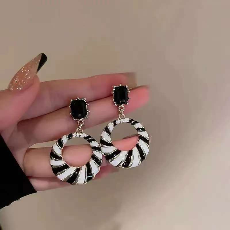 Autumn and winter new French atmosphere striped earrings retro ins Hong Kong style round triangular earrings чёрный
Autumn and winter new French atmosphere striped earrings retro ins Hong Kong style round triangular earrings чёрный