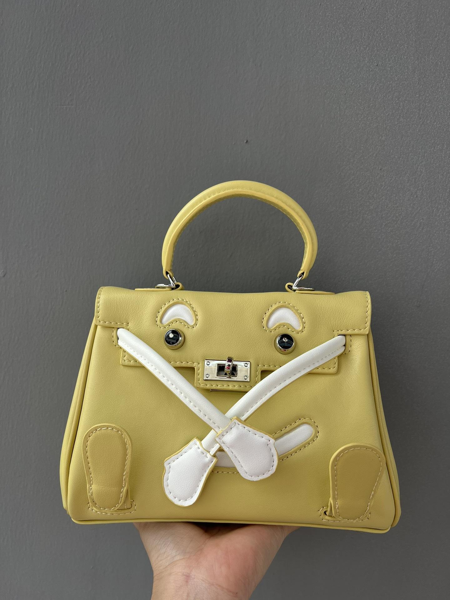 Baobao Girl 2025 New And Leather Trim Mini Top Layer Cowhide Swift Fashion Bag Single Shoulder Handheld Bag 20x15x8
Baobao Girl 2025 New And Leather Trim Mini Top Layer Cowhide Swift Fashion Bag Single Shoulder Handheld Bag 20x15x8