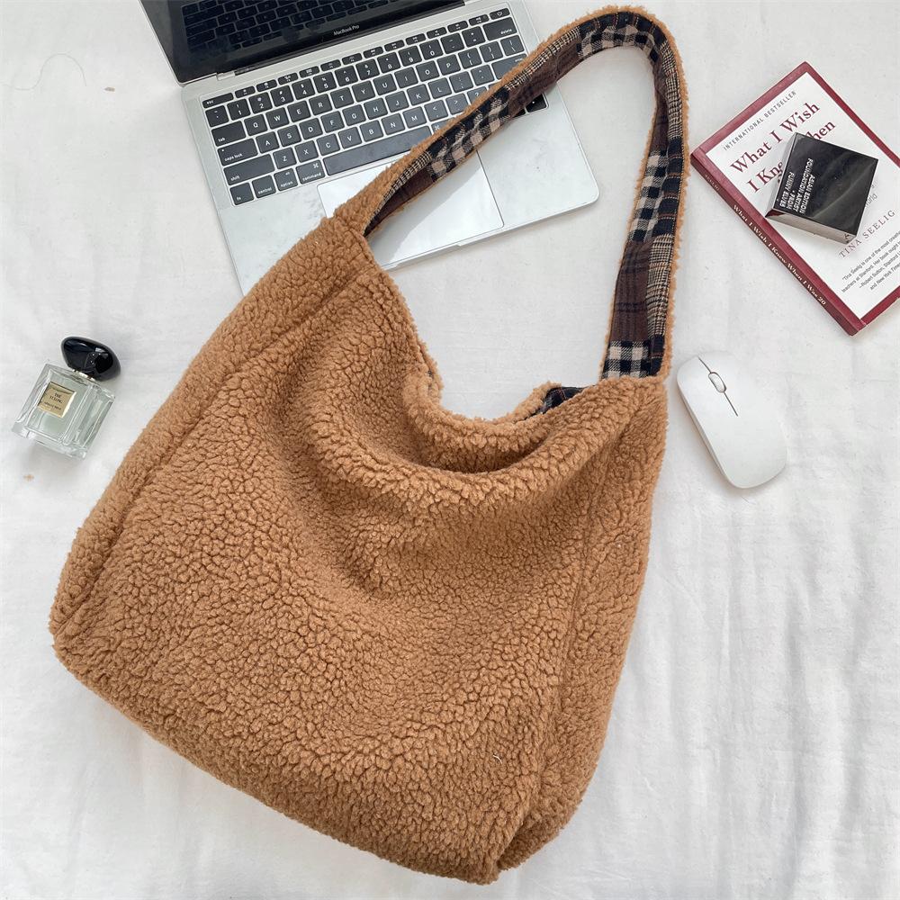 Small Fresh Plaid Double-sided Back Plush Women s Shoulder Bags Simple Solid Color Ladies Handbag Large Capacity Female Tote Bag коричневий
Small Fresh Plaid Double-sided Back Plush Women s Shoulder Bags Simple Solid Color Ladies Handbag Large Capacity Female Tote Bag коричневий