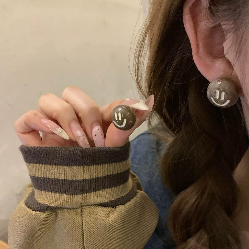 New resin cute smiley face brown stud earrings bizarre earrings versatile temperament high-end earrings
New resin cute smiley face brown stud earrings bizarre earrings versatile temperament high-end earrings