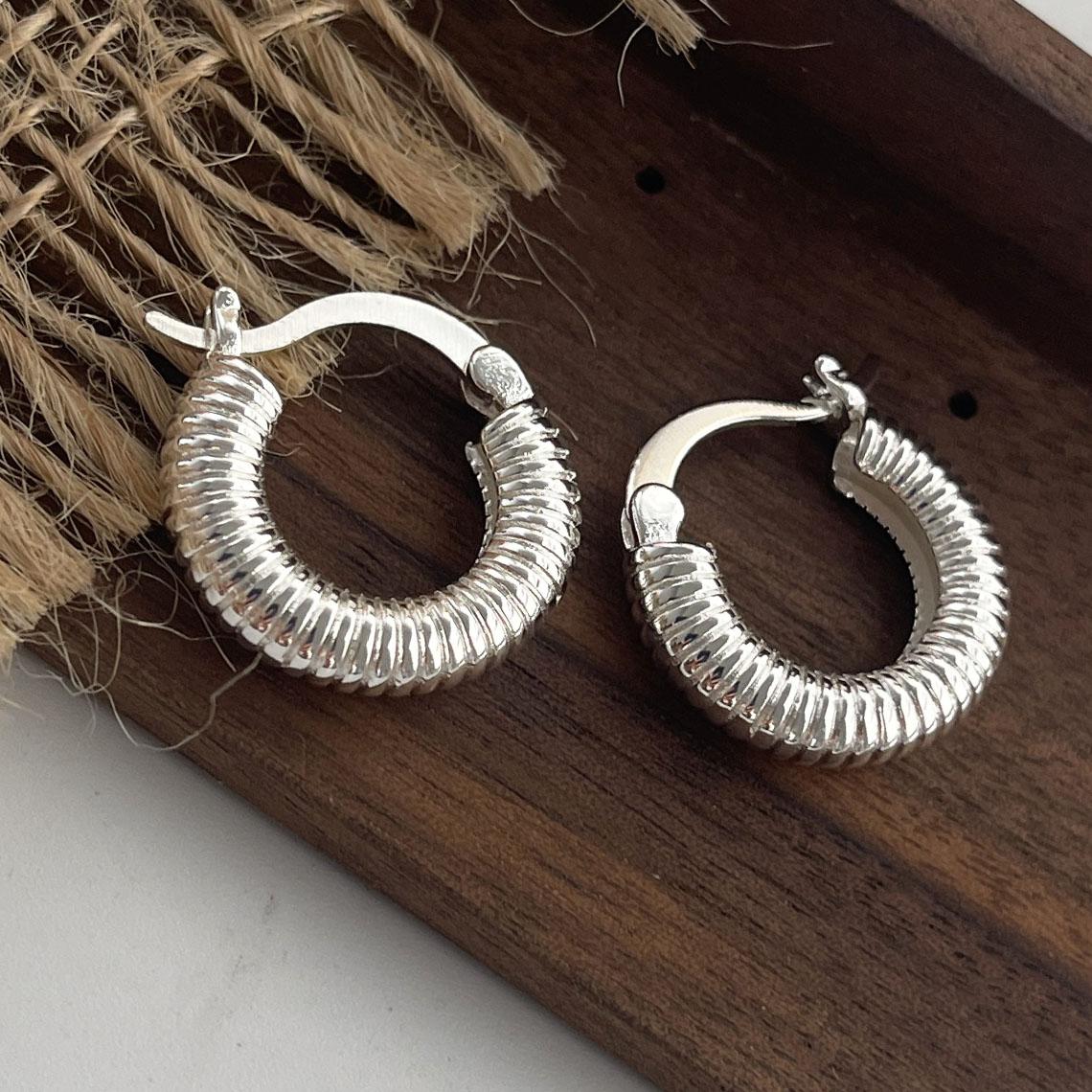 925 Sterling Silver Vintage Earrings For Women Trendy Simple Strip Round Earring Jewelry Prevent Allergy Party Accessories
925 Sterling Silver Vintage Earrings For Women Trendy Simple Strip Round Earring Jewelry Prevent Allergy Party Accessories