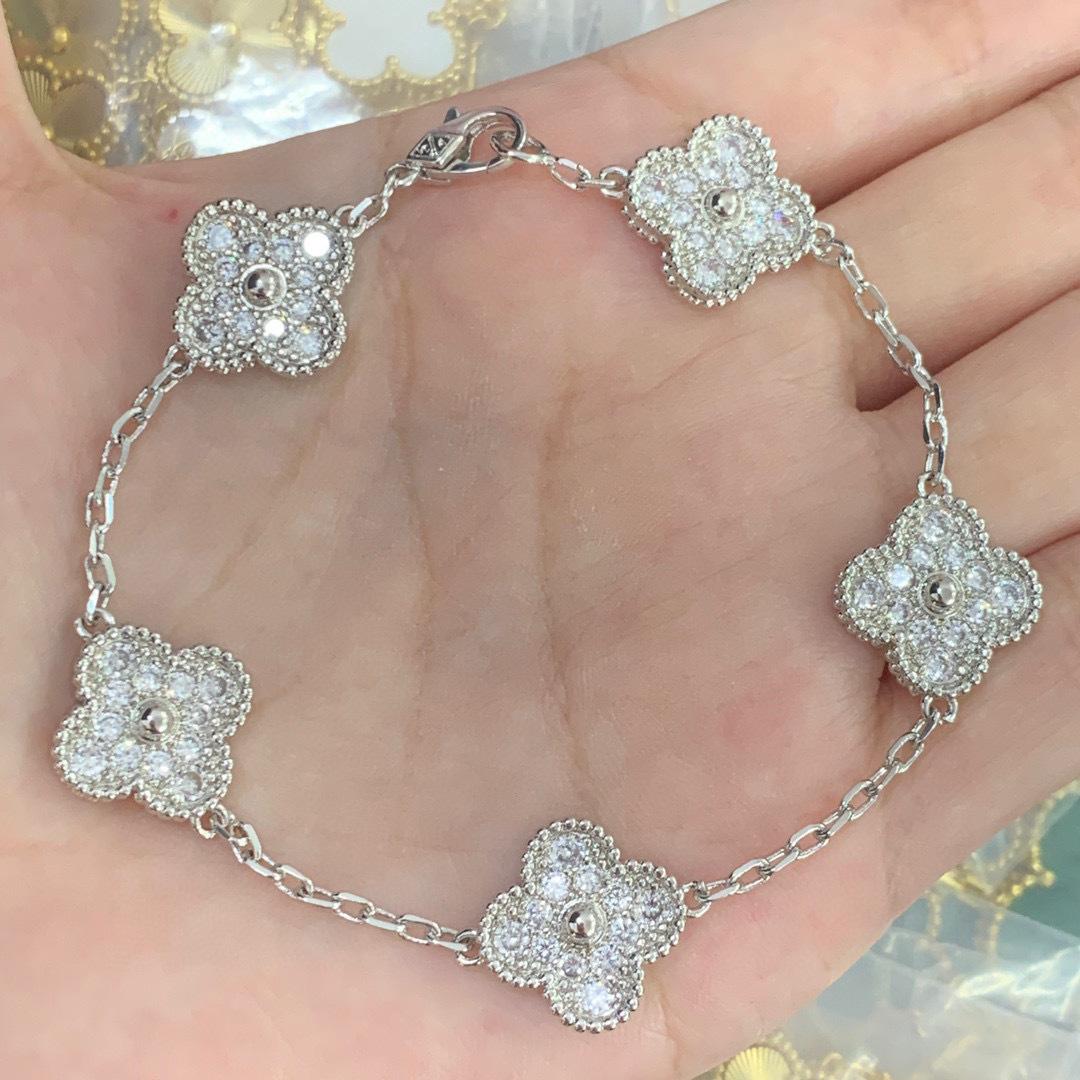 Four-leaf Clover Five-flower Bracelet Brass 18k Non-fading Female Chalcedony Laser Bracelet
Four-leaf Clover Five-flower Bracelet Brass 18k Non-fading Female Chalcedony Laser Bracelet