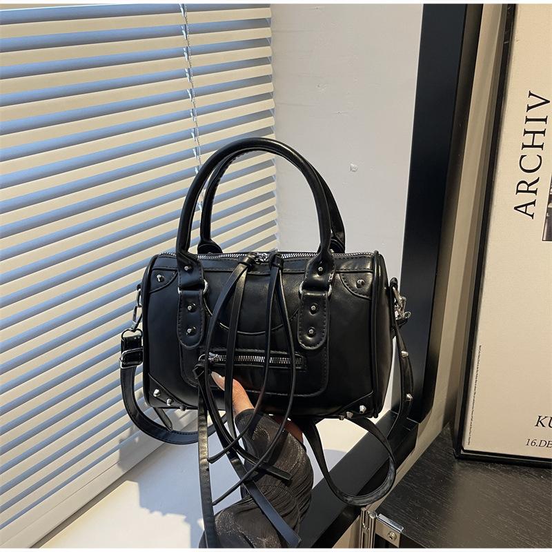 Vintage High-end Boston Handbag Biker-style Studded Women Pillow Bag Solid Color Zipper Crossbody Bag Pu Fashionable Korean Bag
Vintage High-end Boston Handbag Biker-style Studded Women Pillow Bag Solid Color Zipper Crossbody Bag Pu Fashionable Korean Bag