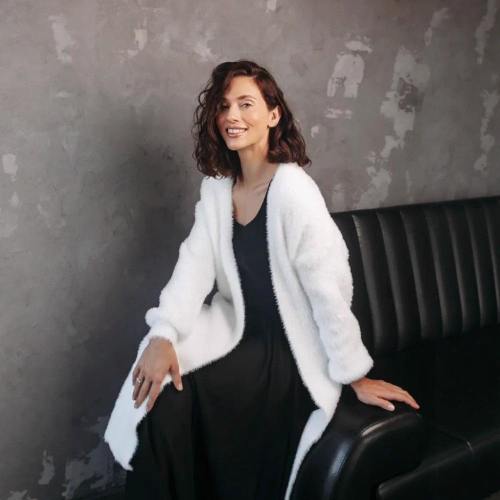 Белый свитер из искусственного меха норки для женщин, носящих ленивый и расслабленный вязаный кардиган One size fits all
Белый свитер из искусственного меха норки для женщин, носящих ленивый и расслабленный вязаный кардиган One size fits all