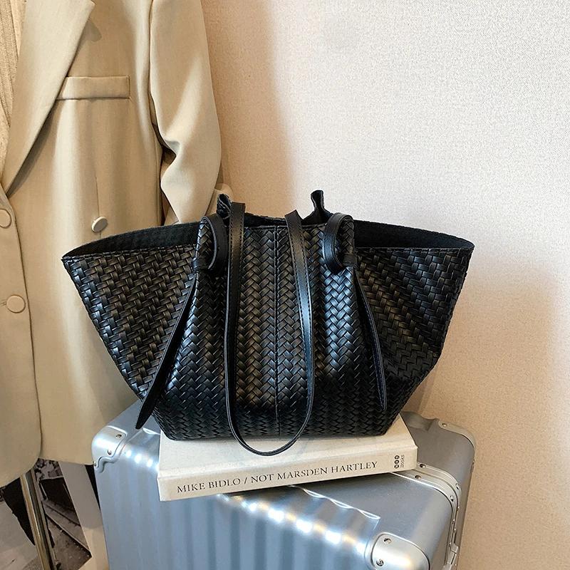 Minimalist Woven Leather Tote Bag Women Large Capacity Shoulder Bag Summer Casual Handbag For Commute Vacation Wings Style Bag чорний
Minimalist Woven Leather Tote Bag Women Large Capacity Shoulder Bag Summer Casual Handbag For Commute Vacation Wings Style Bag чорний