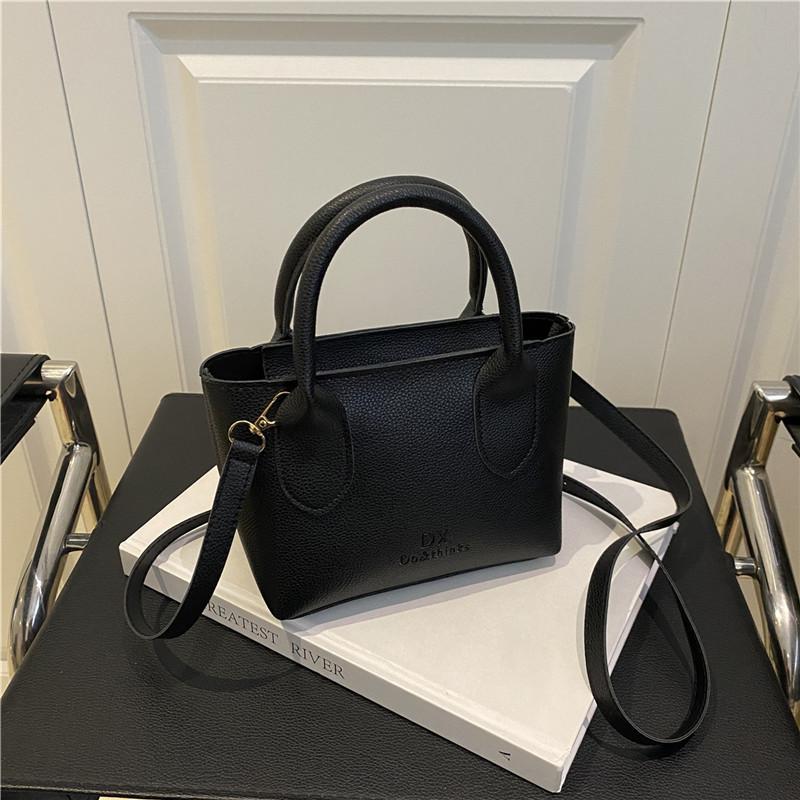 Summer new fashion simple solid color atmospheric portable bucket bag women commuter shoulder messenger bag чорний
Summer new fashion simple solid color atmospheric portable bucket bag women commuter shoulder messenger bag чорний