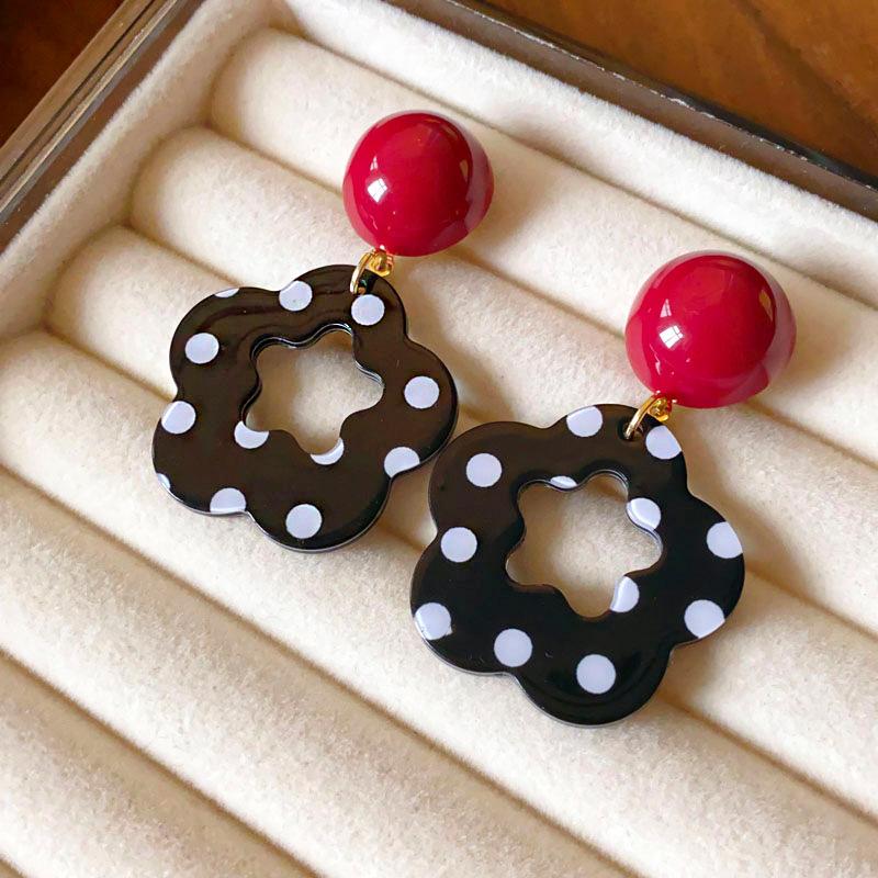 Silver Needle Round Hollow Flower Polka Dot Earrings Retro Design Sense Simple Earrings Fashion New Commuter Earrings Women
Silver Needle Round Hollow Flower Polka Dot Earrings Retro Design Sense Simple Earrings Fashion New Commuter Earrings Women