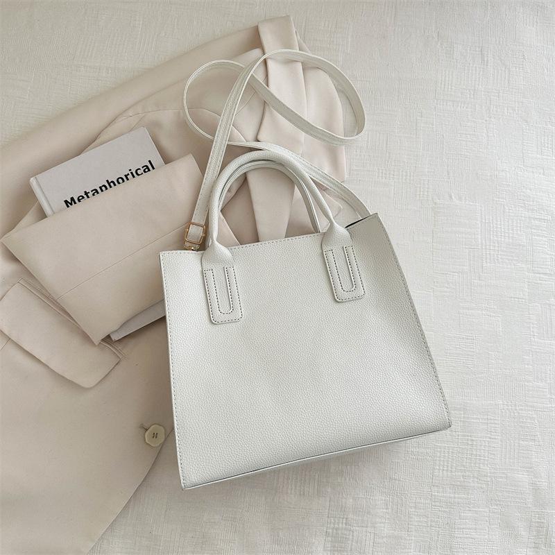 Сумка 2024 літня нова проста модна жіноча сумочка для повсякденного життя в стилі ретро для поїздок на роботу і роботу великої ємності сумка через плече білий
Сумка 2024 літня нова проста модна жіноча сумочка для повсякденного життя в стилі ретро для поїздок на роботу і роботу великої ємності сумка через плече білий