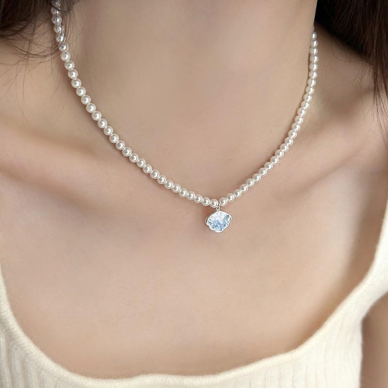 Pearl crystal shell pendant necklace temperament elegant versatile collarbone chain light luxury high-end niche jewelry
Pearl crystal shell pendant necklace temperament elegant versatile collarbone chain light luxury high-end niche jewelry