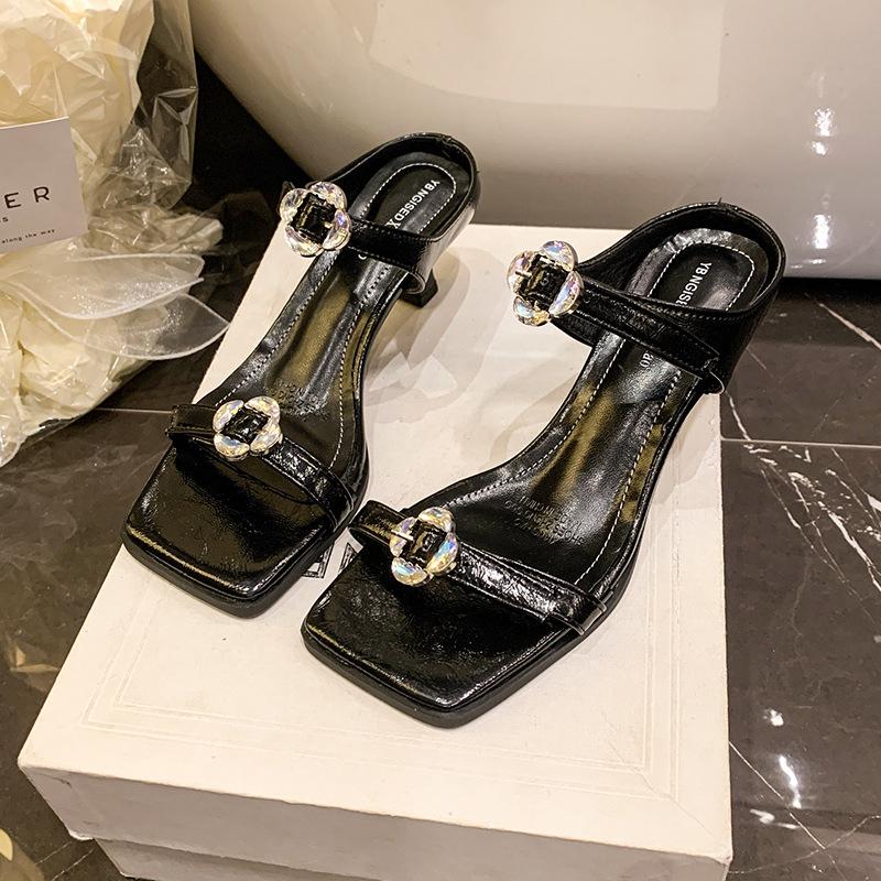 Niche high heels silver rhinestone sleeve toe slippers women s shoes wear new cool slippers in summer 2025 39 срібний
Niche high heels silver rhinestone sleeve toe slippers women s shoes wear new cool slippers in summer 2025 39 срібний