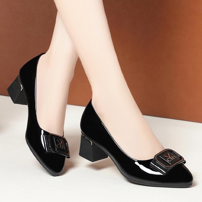 Модные женские туфли-лодочки на весенних каблуках с неглубоким носком, мягкие кожаные туфли с металлическим украшением из кристаллов, классические модные туфли-лодочки 36(Foot23cm)
Модные женские туфли-лодочки на весенних каблуках с неглубоким носком, мягкие кожаные туфли с металлическим украшением из кристаллов, классические модные туфли-лодочки 36(Foot23cm)