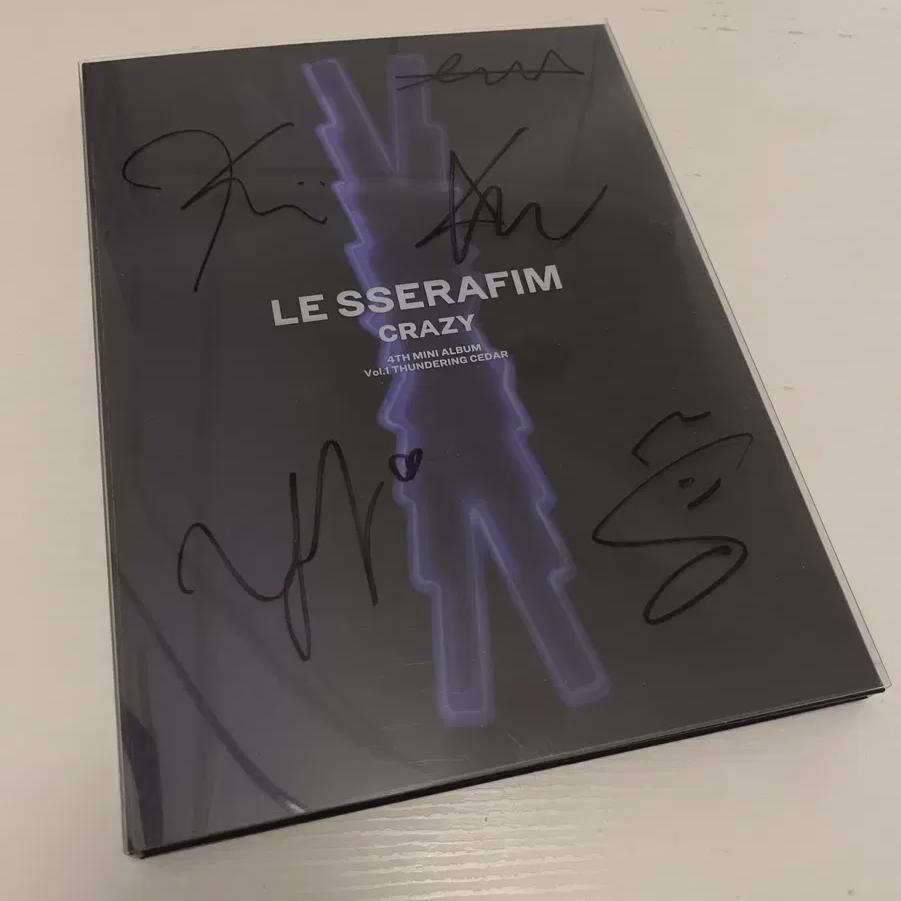 Мини-альбом Le Seraphim Crazy с автографом
Мини-альбом Le Seraphim Crazy с автографом