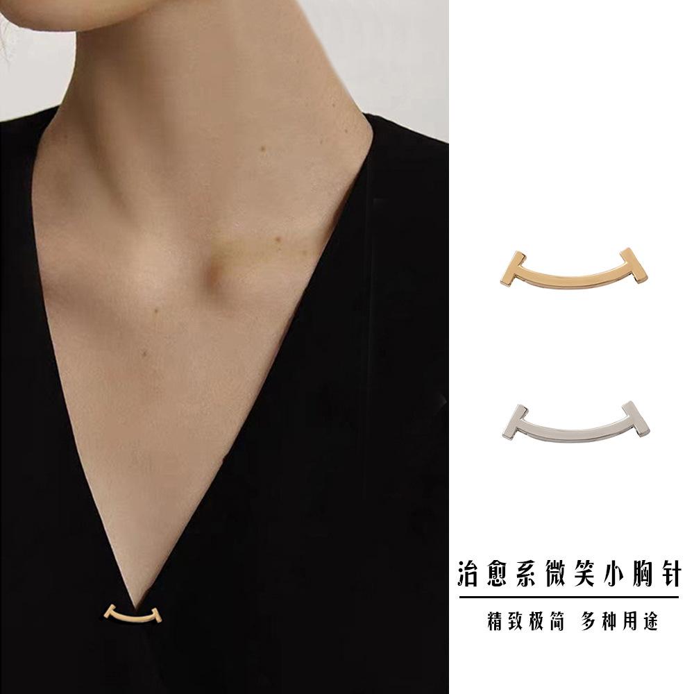 Cute and simple smiling face brooch female high-end temperament fixed shirt neckline anti-light buckle small pin with jewelry
Cute and simple smiling face brooch female high-end temperament fixed shirt neckline anti-light buckle small pin with jewelry