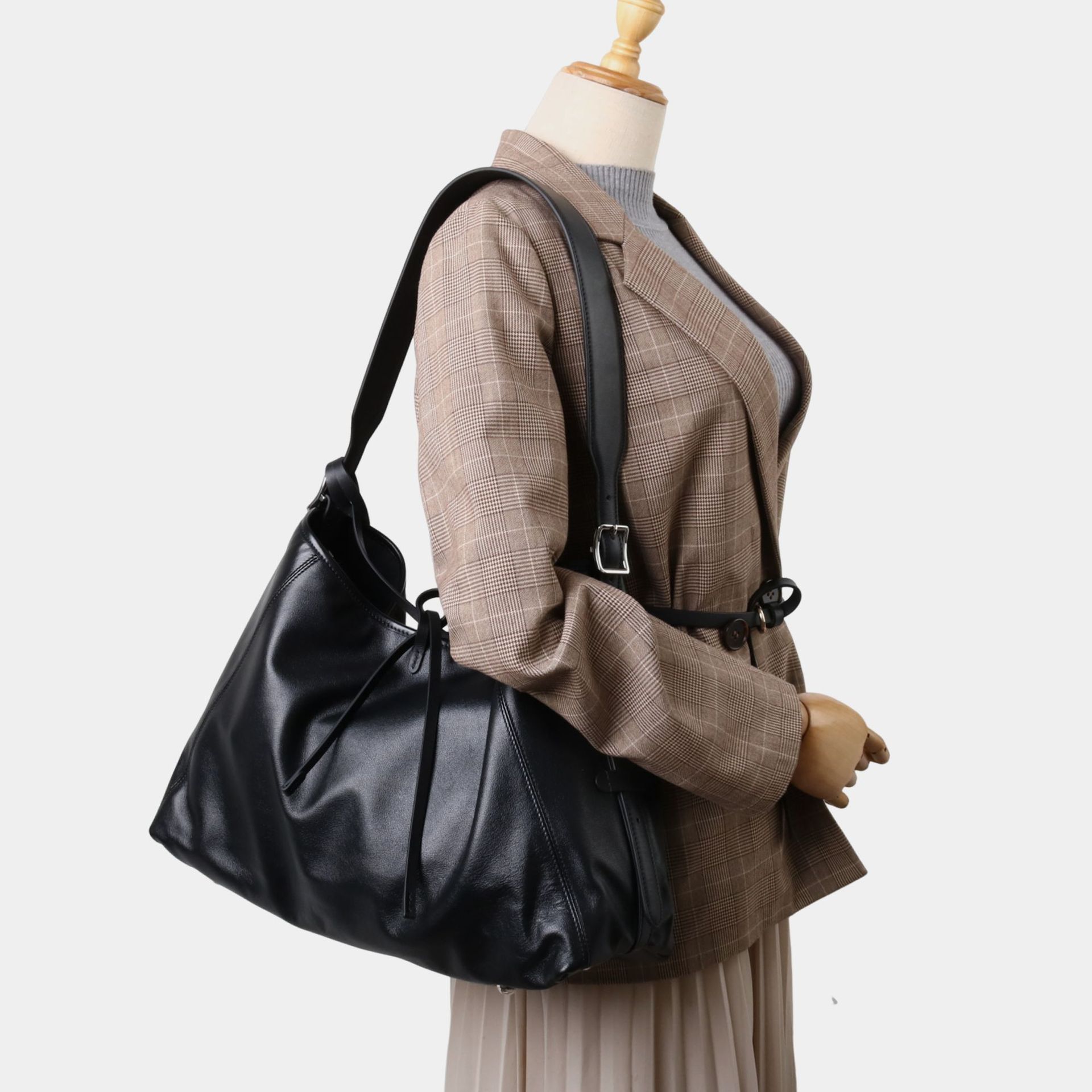 Top Layer Soft Cowhide 2026 New Black Warrior Motorcycle Messenger Bag Single Shoulder Commuting Tote Chain Leather Women s Large 39x15x28cm
Top Layer Soft Cowhide 2026 New Black Warrior Motorcycle Messenger Bag Single Shoulder Commuting Tote Chain Leather Women s Large 39x15x28cm