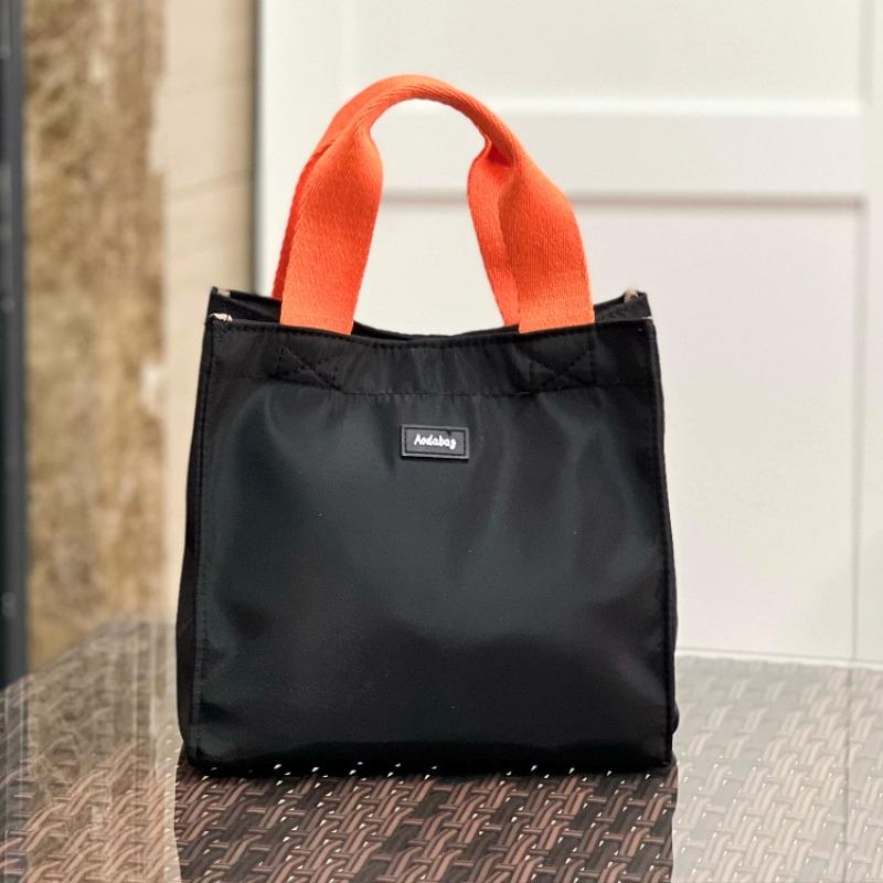 New mini simple contrasting color niche waterproof small handbag small lunch box bag hand carry snack bag bag at work
New mini simple contrasting color niche waterproof small handbag small lunch box bag hand carry snack bag bag at work